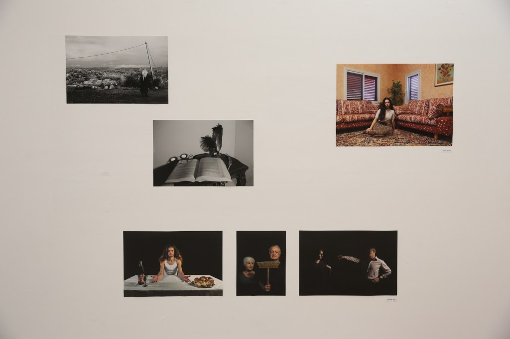 התערוכה ע״ש ליאור זיו מתקיימת בבית הספר לאמנות רב-תחומית בשנקר מאז 2010 והפכה למסורת בית-ספרית. ליאור זיו ז״ל היה צלם צבאי שנפל בפעילות צבאית בשנת 2003, בעת מילוי תפקידו. עבודותיו הוצגו בתערוכות בגלריית בית הספר. מאז תחילתה של מסורת זו משתתפים סטודנטים משנים מתקדמות בתערוכה לזכרו מדי שנה. המשפחה מעניקה פרס על שמו של ליאור על הצטיינות בצילום - תחום היצירה האהוב עליו.
השנה מציגים בתערוכת הפרס 17 סטודנטיות וסטודנטים. בפרס הראשון זכו קשת מגדל ומאסה עומר. בתערוכה מוצגת קשת רחבה של יצירה צילומית מאתגרת ועכשווית הנעשית בבית הספר.

ברכות לזוכות בפרס ולכל המשתתפים והמשתתפות בתערוכה. תודה למשפחת זיו על התרומה המשמעותית לתרבות היצירה בבית הספר לאמנות.
תודה לצוות השופטים, פרופ׳ רועי קופר, יערה צח, אביגיל בלום.

גלעד אופיר, אוצר התערוכה
